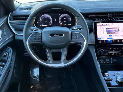 New 2025 Jeep Grand Cherokee Limited w/ Luxury Tech Group II image 16