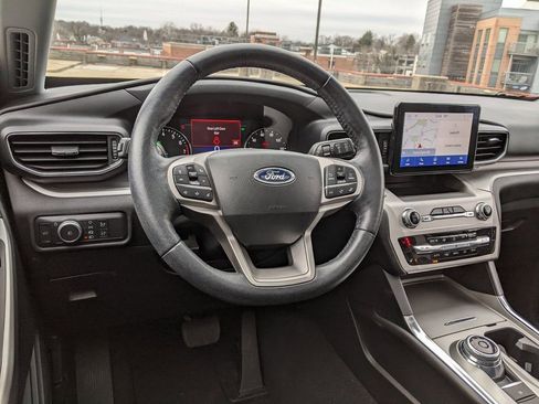 Used 2022 Ford Explorer XLT w/ Equipment Group 202A image 14