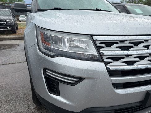 Used 2018 Ford Explorer XLT image 4
