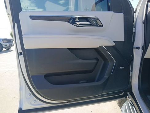 Used 2025 Chevrolet Tahoe Premier RWD image 21