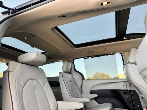 Used 2020 Chrysler Pacifica Limited image 32