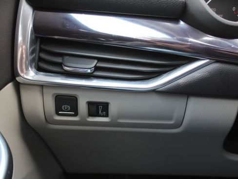 Used 2021 Cadillac XT4 Luxury w/ Cold Weather Package FWD image 24