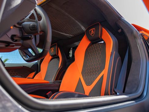 Used 2025 Lamborghini Revuelto image 6