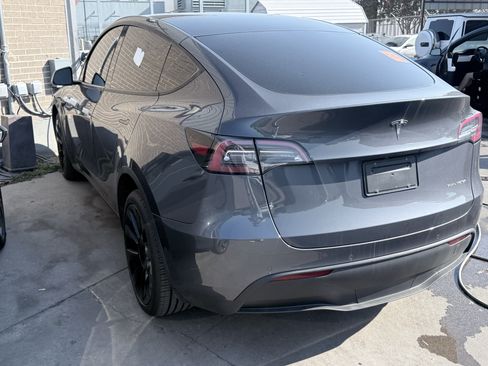 Used 2022 Tesla Model Y Long Range AWD/4WD image 2