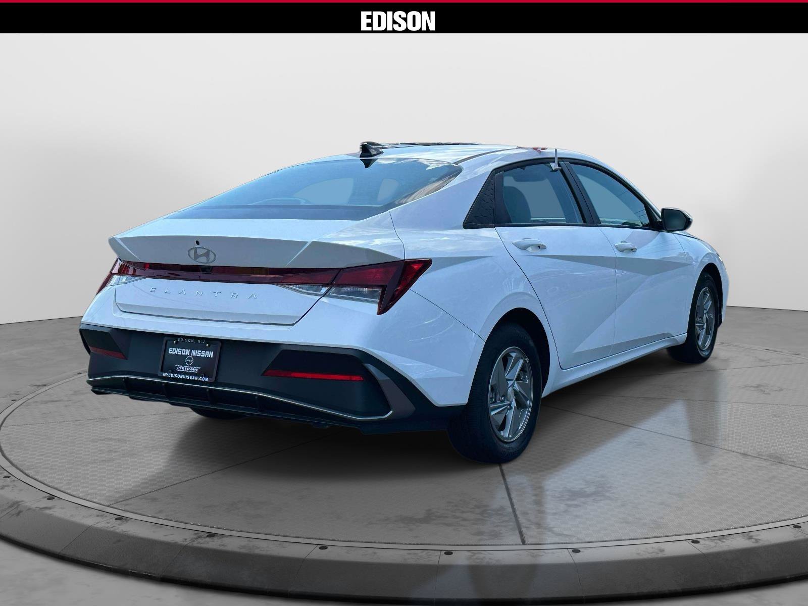 Used 2025 Hyundai Elantra SE FWD image 4
