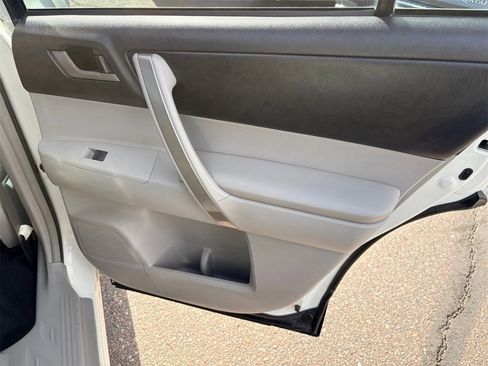 Used 2012 Toyota Highlander FWD image 24