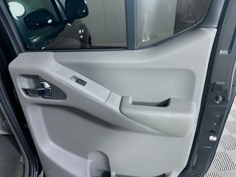 Used 2010 Nissan Frontier SE image 28