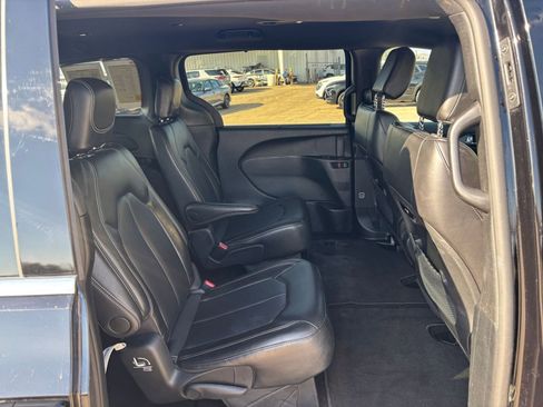 Used 2025 Chrysler Pacifica Select image 28