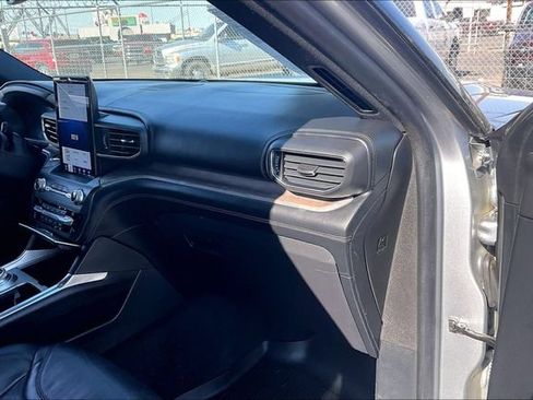 Used 2020 Ford Explorer Platinum w/ Premium Technology Package AWD/4WD image 16