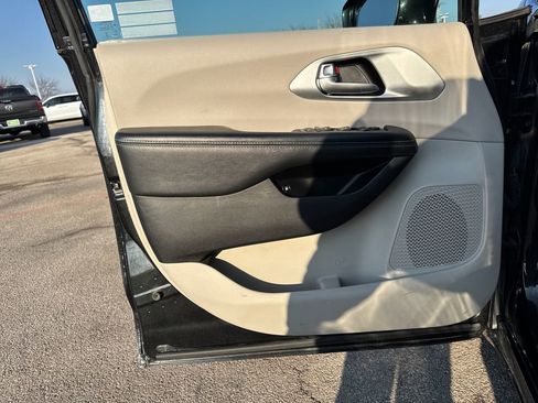 Used 2017 Chrysler Pacifica Platinum image 13