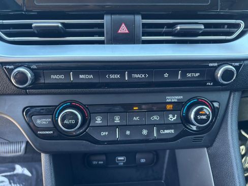 Used 2022 Kia Niro LX image 25