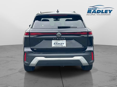 Used 2025 Volkswagen Tiguan SE FWD image 3