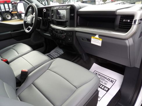 Used 2024 Ford F550 2WD Crew Cab Super Duty image 40