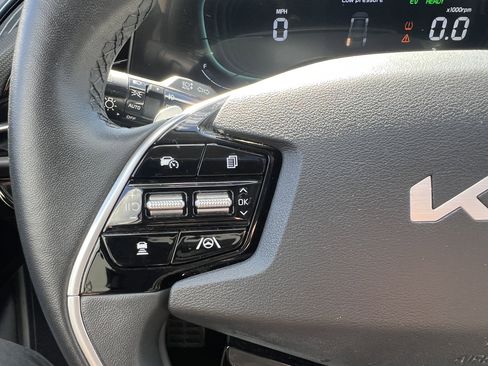 Certified 2023 Kia Niro EX Touring image 27