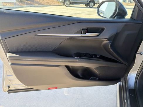 Used 2025 Toyota Camry SE image 9