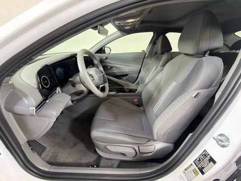 Certified 2025 Hyundai Elantra SEL FWD image 23