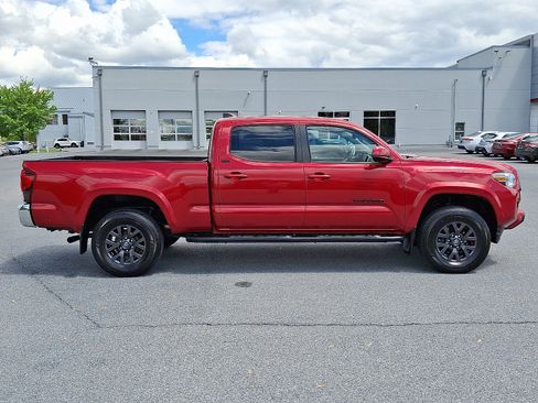Certified 2022 Toyota Tacoma SR5 AWD/4WD image 8