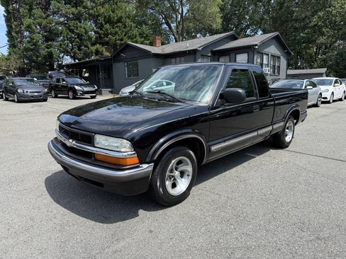 Used 2002 Chevrolet S10 Pickup LS w/ LS Preferred Equipment Group RWD image 2