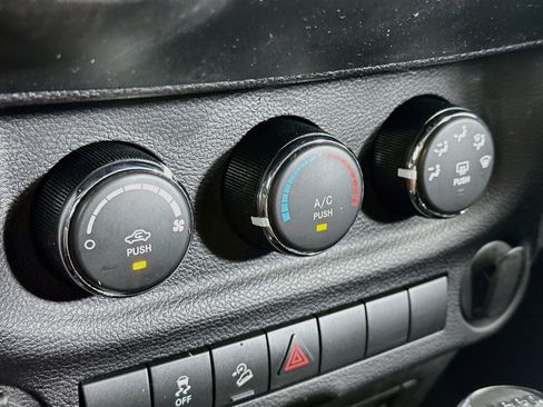 Used 2018 Jeep Wrangler Unlimited Sport w/ Connectivity Group AWD/4WD image 19