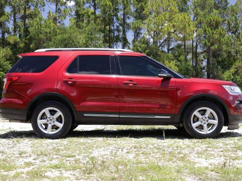 Used 2018 Ford Explorer XLT w/ Equipment Group 202A FWD image 11
