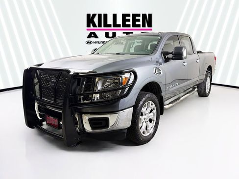 Used 2017 Nissan Titan SV image 3