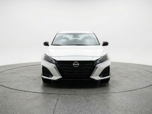 Used 2025 Nissan Altima 2.5 SV FWD image 2