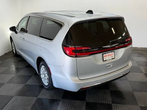 Used 2024 Chrysler Pacifica Touring-L FWD image 7