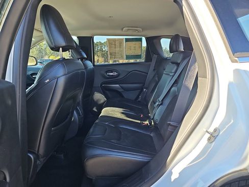 Used 2019 Jeep Cherokee Latitude Plus w/ Comfort/Convenience Group image 18