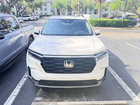 Used 2024 Honda Pilot Touring image 2