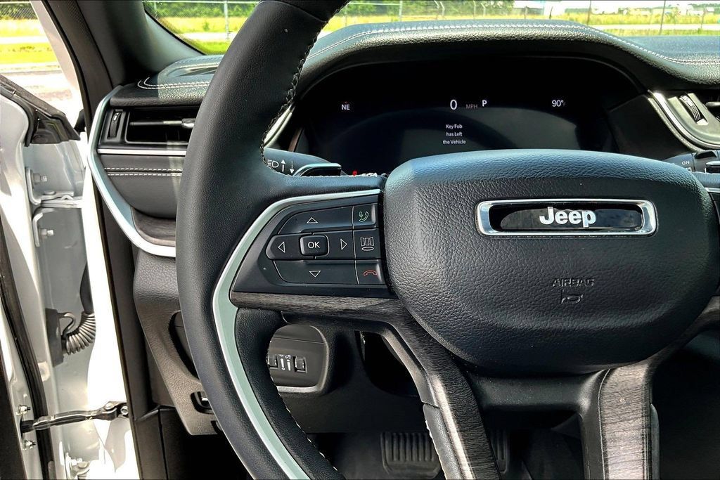 Used 2025 Jeep Grand Cherokee Limited w/ Black Appearance Package RWD image 13