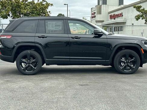 New 2024 Jeep Grand Cherokee Altitude image 3
