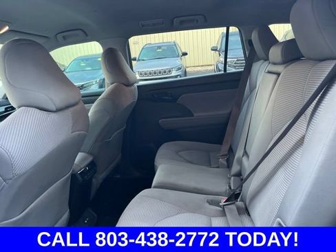 Used 2024 Toyota Highlander LE FWD image 12