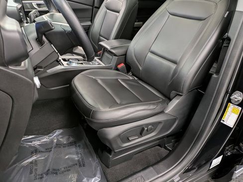 Certified 2022 Ford Explorer XLT w/ Equipment Group 202A image 9