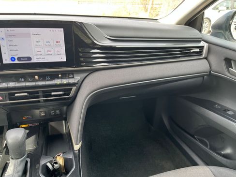 Used 2025 Toyota Camry LE image 32