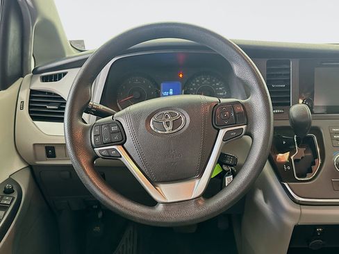 Used 2017 Toyota Sienna LE image 17