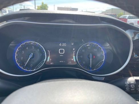 Used 2023 Chrysler Pacifica Limited FWD image 24