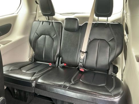 Used 2023 Chrysler Pacifica Touring-L image 21