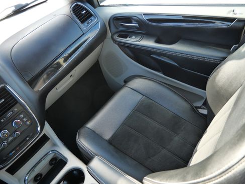 Used 2017 Dodge Grand Caravan SXT image 11