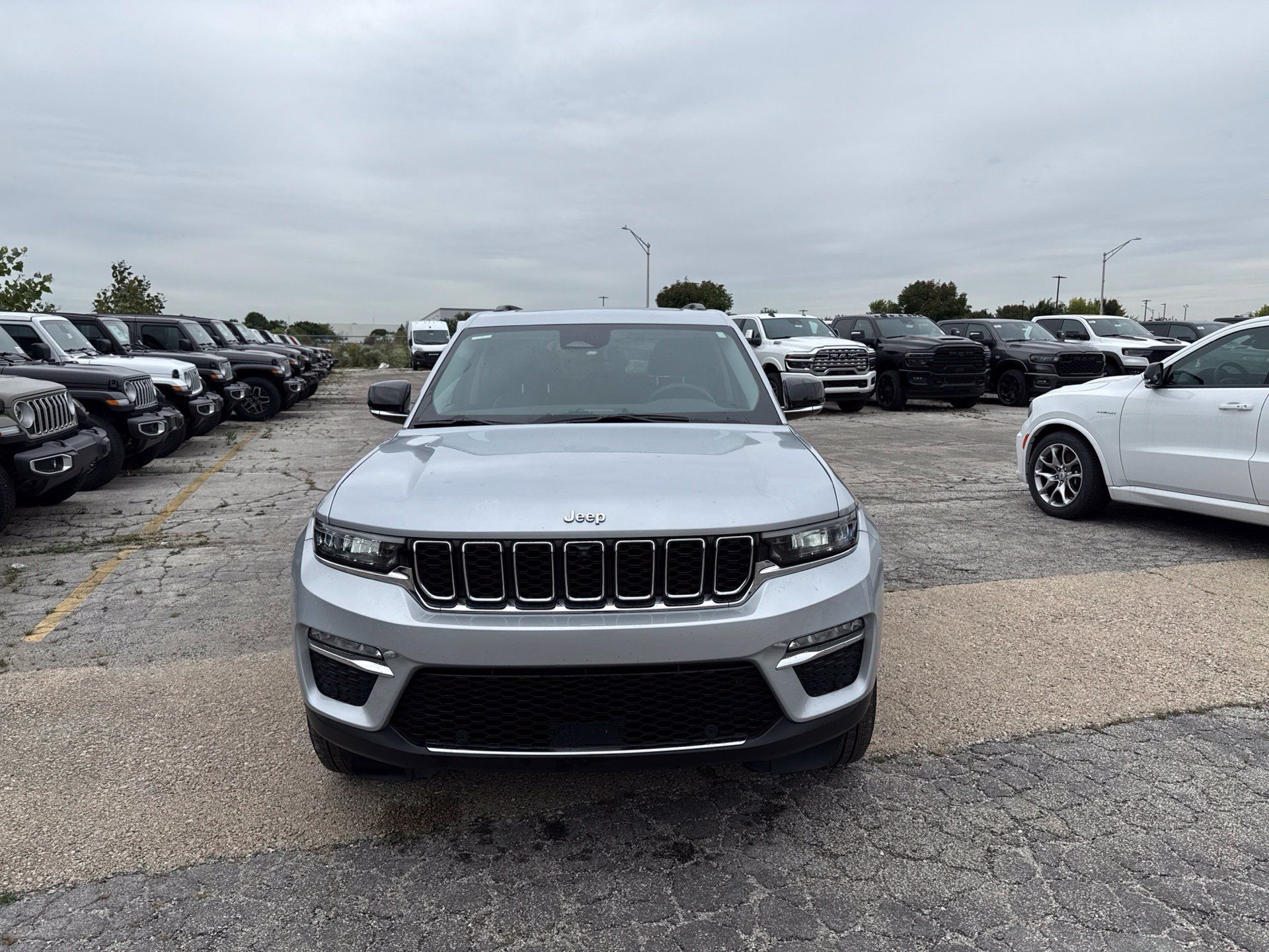 Used 2022 Jeep Grand Cherokee Limited 4xe w/ Luxury Tech Group II AWD/4WD image 2