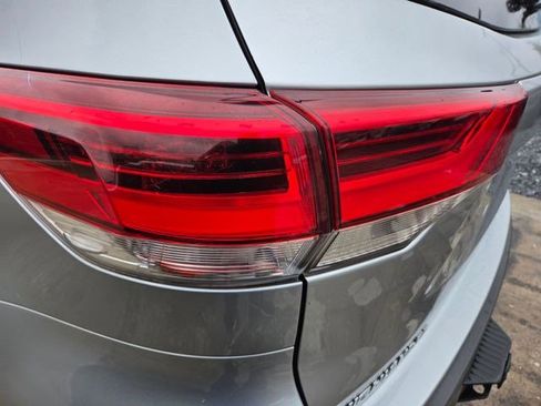 Used 2017 Toyota Highlander SE AWD/4WD image 14