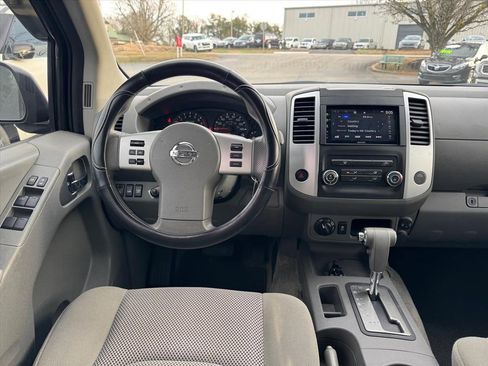 Used 2018 Nissan Frontier SV image 12