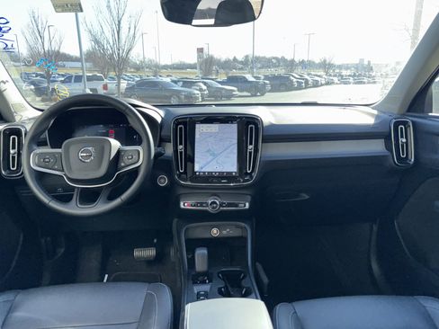 Used 2025 Volvo XC40 B5 Core image 29