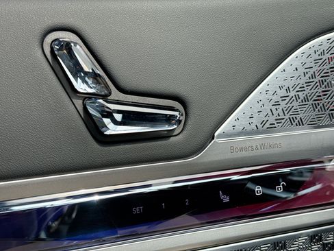 Used 2025 BMW 760i xDrive w/ Premium Package image 27