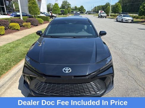 Used 2025 Toyota Camry SE FWD image 1