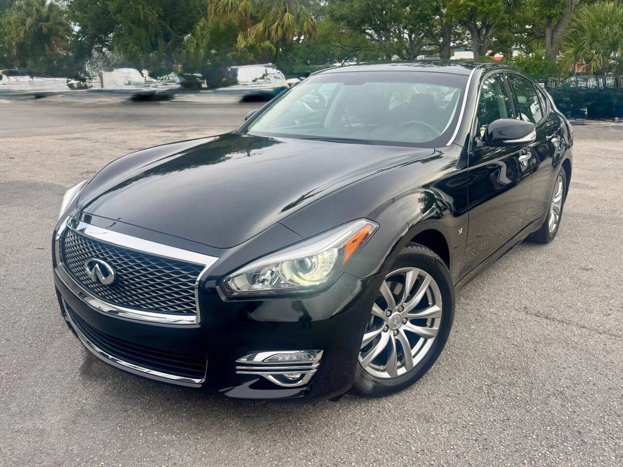 Used 2019 INFINITI Q70 Luxe RWD image 2