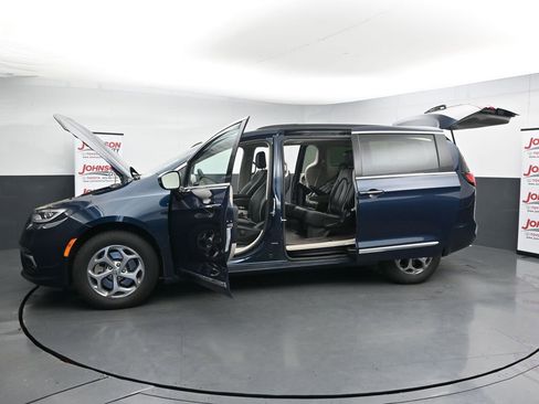 Used 2023 Chrysler Pacifica Limited image 28