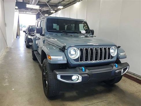 Used 2024 Jeep Wrangler Unlimited Sahara w/ Technology Group AWD/4WD image 2
