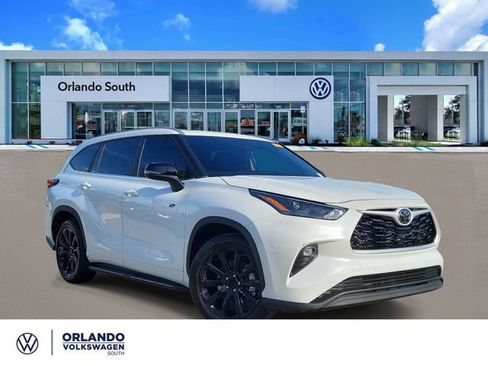 Used 2023 Toyota Highlander XLE FWD image 1