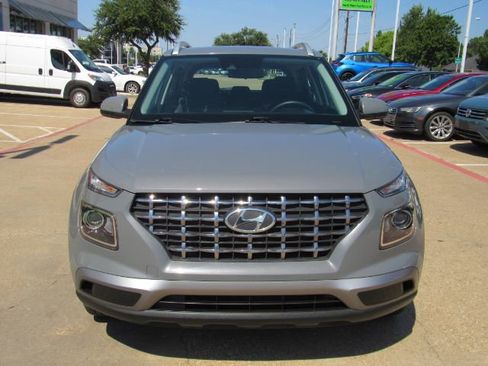 Used 2022 Hyundai Venue SEL image 2