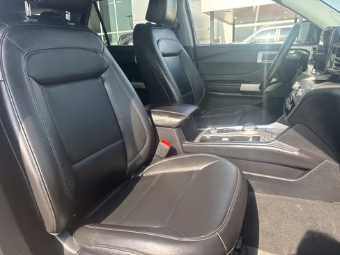Used 2022 Ford Explorer XLT w/ Equipment Group 202A AWD/4WD image 12